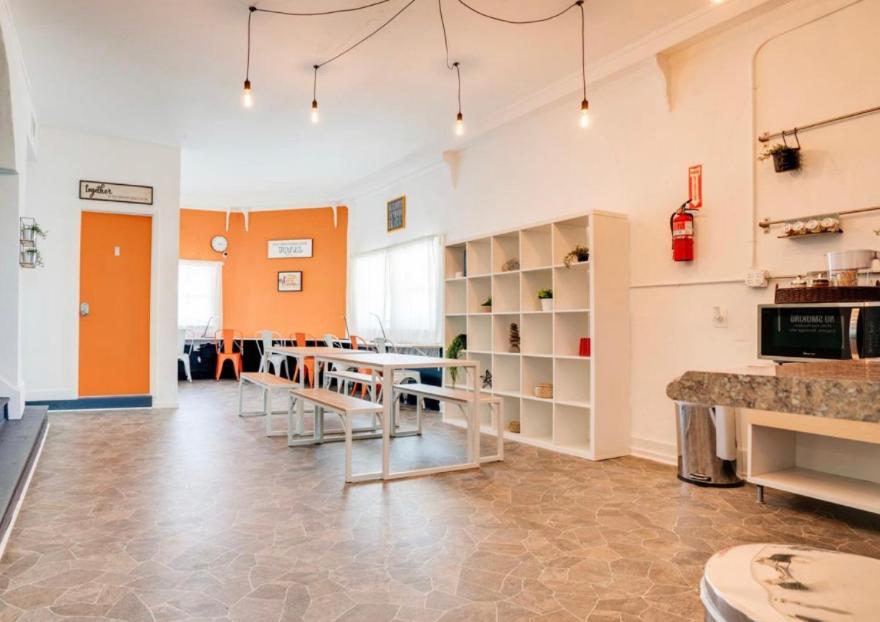 Women Only Rooms - Men Only Rooms - Free Wifi - Coffee Parking - Lockers Miami Exterior photo